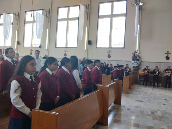 Comunidad estudiantil del Colegio América reunida en misa
