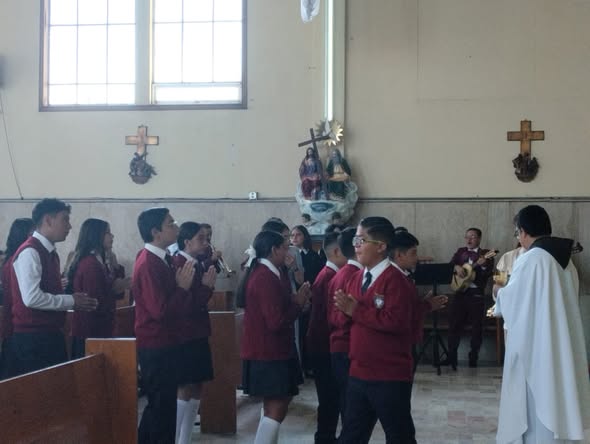 Estudiantes del Colegio América durante una celebración de fin de ciclo